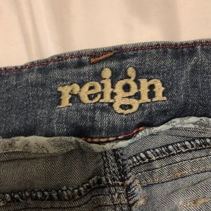 Cropped distressed reign